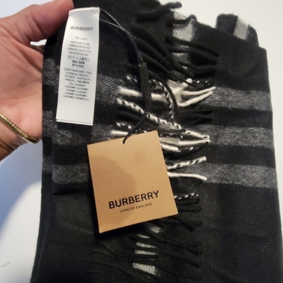 BURBERRY NWT Check  100% CASHMERE Scarf. - Picture 2 of 16